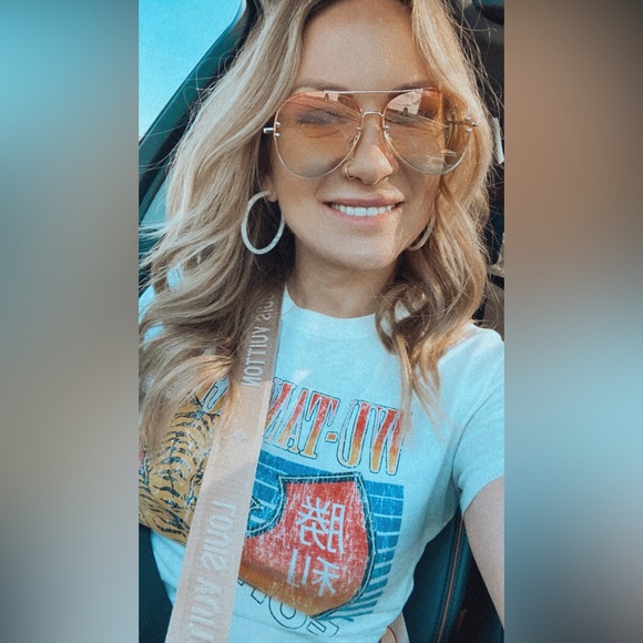 Meet your Posher, Stephanie - Picture 2 of 2